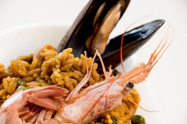 Paella บอาหารทะเลบนพ นหล ขาว — ภาพถ่ายสต็อก