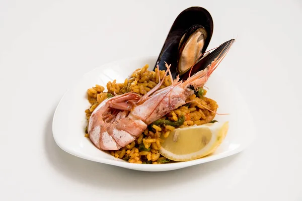 Paella Con Mariscos Sobre Fondo Blanco — Foto de Stock