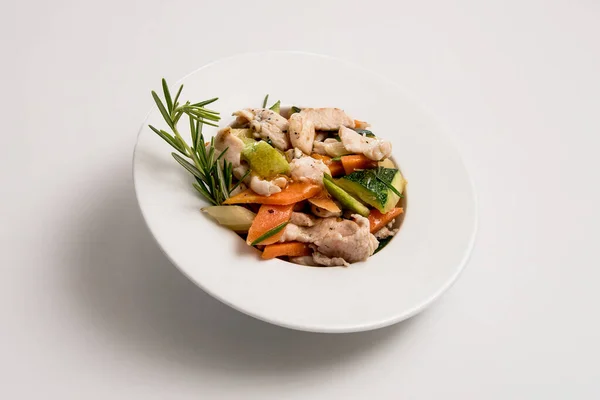 Beyaz arka planda bir tabak salata.