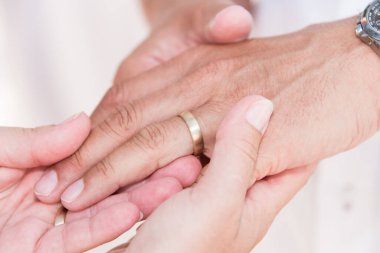 Nişan yüzükleri ellerinde.