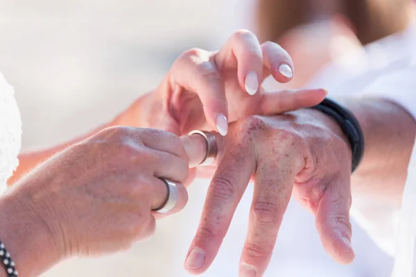 Verlobungsringe Händen — Stockfoto