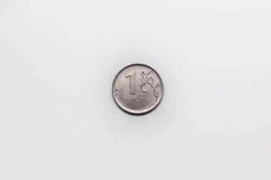 Beyaz arka planda bir Rus rublesi.