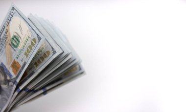 Amerikan dolarları izole edildi. Beyaz arka planda yüz dolarlık banknotlar. Metin için boşluk