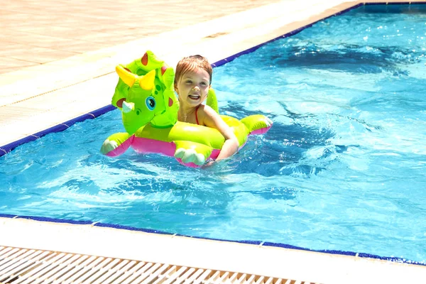 Menina Criança Feliz Rindo Piscina Verão Uma Menina Aprende Nadar — Fotografia de Stock