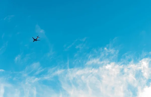 Plane Flying Beautiful Blue Sky Clouds Copy Space Text — Stock Photo, Image