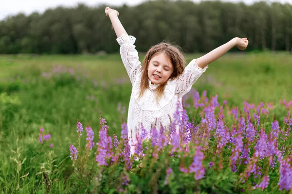 Een Klein Meisje Een Witte Jurk Met Prachtige Bloemen Het — Stockfoto