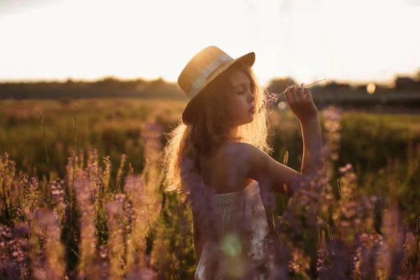 Uma Menina Vestido Branco Com Belas Flores Campo Verão Conceito — Fotografia de Stock