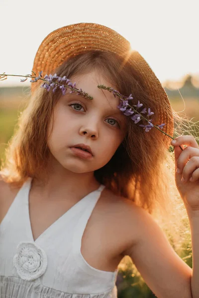 Yazın Tarlada Güzel Çiçekleri Olan Beyaz Elbiseli Küçük Bir Kız — Stok fotoğraf