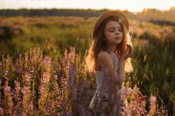 Ein Kleines Mädchen Mit Strohhut Steht Sommer Bei Sonnenuntergang Auf — Stockfoto