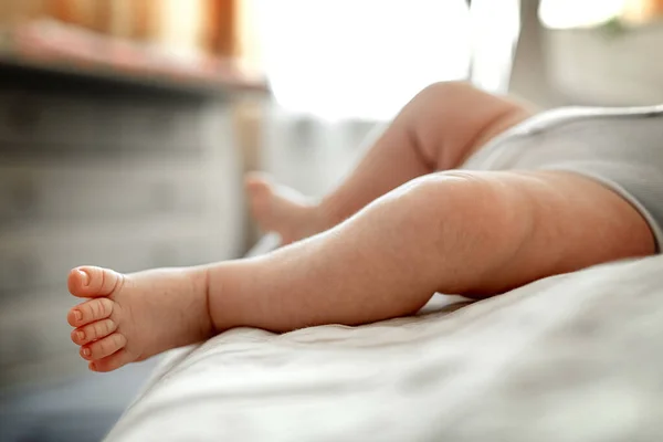 Маленькие Ножки Ребенка Кровати — стоковое фото
