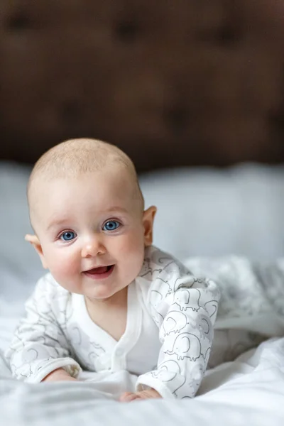 Piccolo Bambino Carino Sta Sorridendo Sdraiato Sul Letto Lenzuolo Bianco — Foto Stock