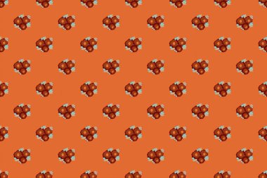 Kırmızı, bej ve turuncu renklerde elle çizilmiş pürüzsüz desen. Eski suluboya güller.