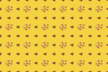 Gül desenli raster illüstrasyonu. Şekillendirilmiş sarı, pembe ve kahverengi gül çiçekleriyle soyut, pürüzsüz desen. Gül çiçeğini tut.