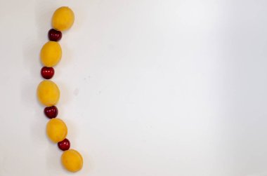 Kayısı ve kirazdan oluşan yaratıcı, parlak bir kompozisyon. Meyve ve çilek konsepti