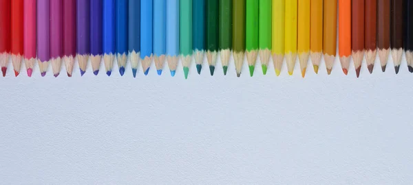 Χρώματα μολύβια σε λευκό φόντο. Συλλογή σχεδίων για έργα τέχνης. Ρεαλιστικά μολύβια. Αντιγραφή χώρου — Φωτογραφία Αρχείου
