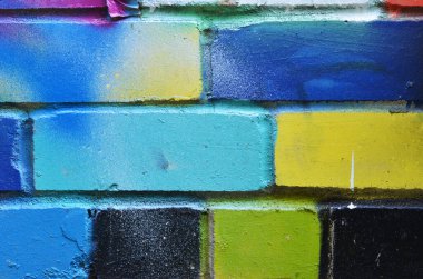 Çok renkli tuğlalardan oluşan parlak tuğla duvar yaratıcı bir arka plan dokusu. Sokak sanatı. Gençlik kültürü