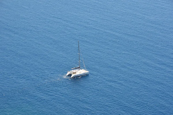 Denizde bir yat. Santorini Adası, Yunanistan. Seyahat ve tatil