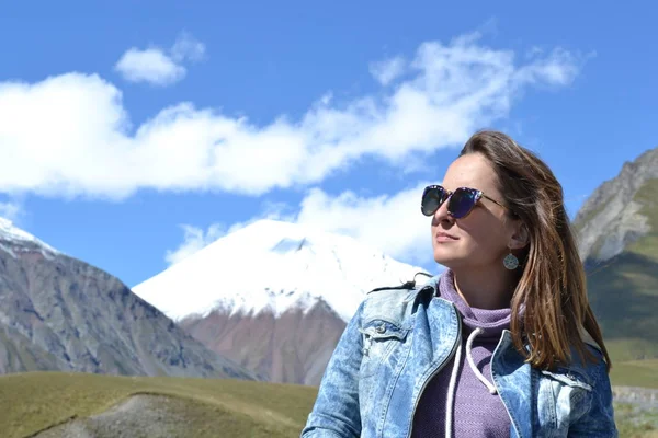 Arka plan Kazbegi, Gürcistan dağlar aralıkları ile kadın portresi 