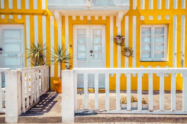 Renkli çizgili Portekiz evleri. Binanın güzel yüzü. Portekiz 'e, Aveiro' ya. Avrupa kültürü ve mimarisi. Turizm ve Çekim
