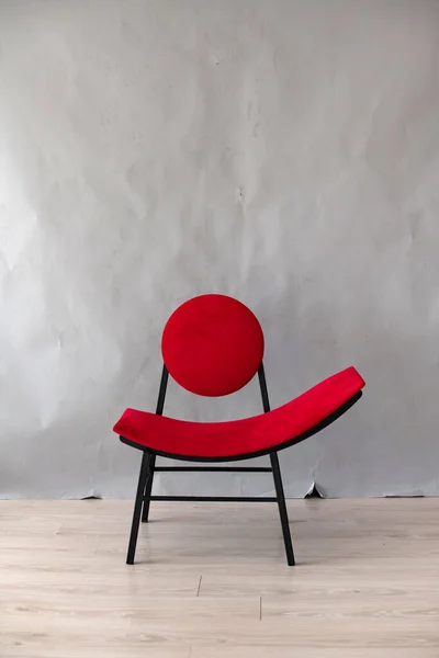 Rode Kruk Van Ongewone Vorm Minimalistische Loft Stijl Interieur Rood — Stockfoto