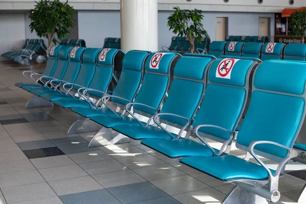 Lotnisko Podczas Pandemii Koronawirusa Oddalenie Się Społeczeństwa Puste Niebieskie Krzesła — Zdjęcie stockowe