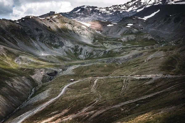 Een Eenzaam Huisje Bergen Bergschuilplaats Voor Wandelaars Reizigers Een Bescheiden — Stockfoto