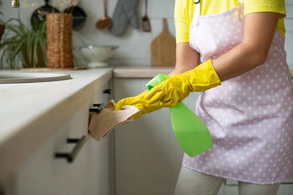 Schoonmaakdienst Huishouden Hygiëne Netheid Keuken Het Meisje Gele Rubberen Handschoenen — Stockfoto