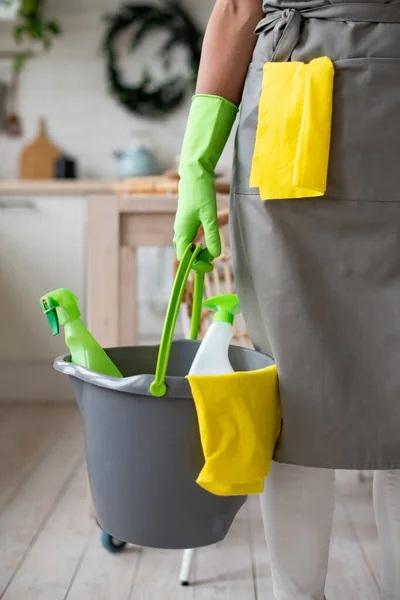 Een Hand Een Gele Rubberen Handschoen Houdt Een Emmer Schoonmaakmiddelen — Stockfoto