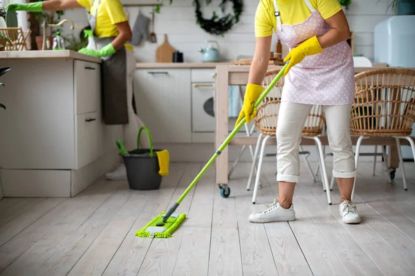 Twee Dienstmeisjes Maken Keuken Schoon Algemene Schoonmaak Van Het Huis — Stockfoto