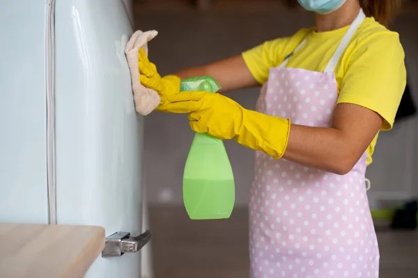 Profesjonalne Sprzątanie Pokojówka Tych Samych Gumowych Rękawiczkach Fartuchu Wyciera Lodówkę — Zdjęcie stockowe
