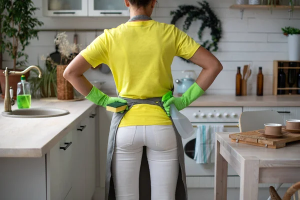 Een Meid Een Schort Gele Rubberen Handschoenen Een Geel Shirt — Stockfoto