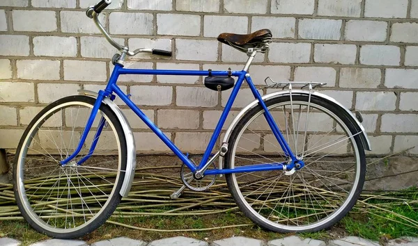 Beyaz tuğlalı arka planda mavi klasik bisiklet — Stok fotoğraf