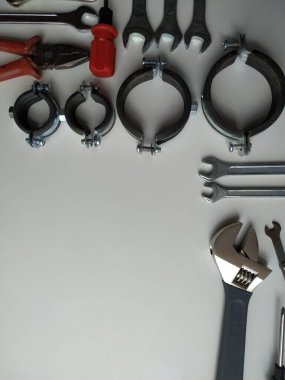 Beyaz arkaplandaki tesisat onarımı için araçların düzeni