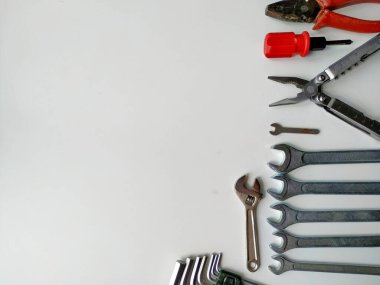 Beyaz arka planda tamir için gerekli aletlerin dizilimi. Kendin tamir et.