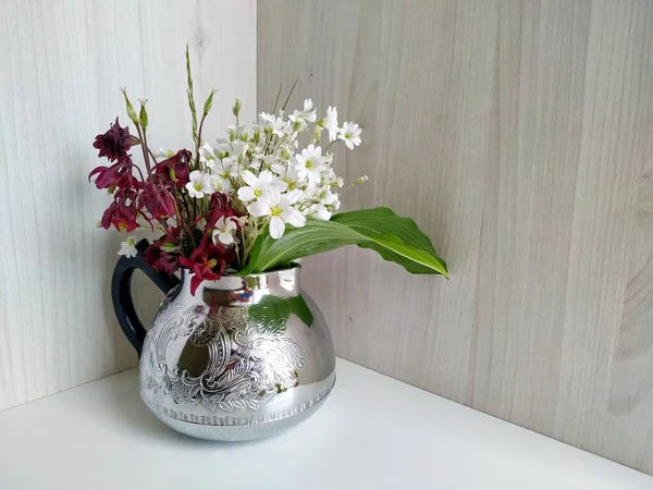 Bouquet de fleurs sauvages blanches et cramoisies dans une théière vintage en argent — Photo