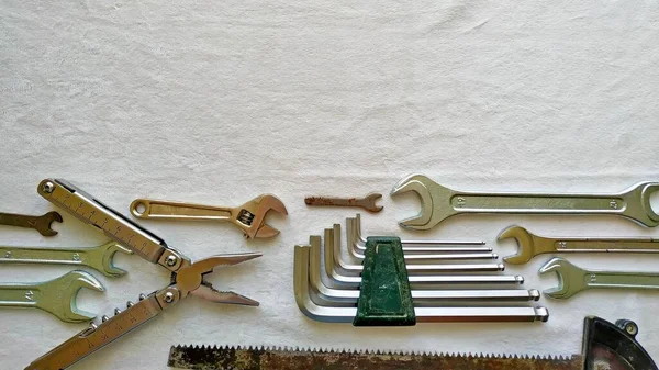 Disposición de las herramientas para la reparación sobre un fondo blanco. Hágalo usted mismo reparaciones menores — Foto de Stock