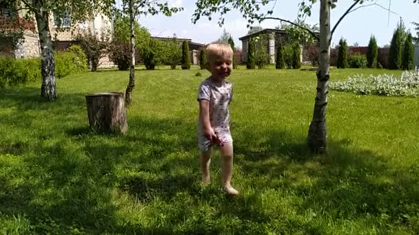 鳥の間の草の上を裸足で走るスローモーションで笑う少年 — ストック動画