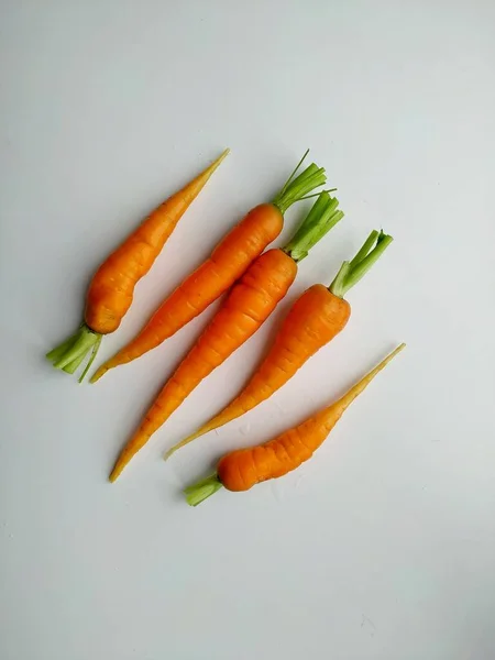Recém-colhida jovem fazenda cenoura isolada no fundo branco — Fotografia de Stock