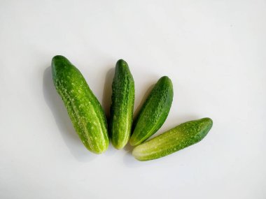 Beyaz arka planda izole edilmiş dört çiftlik salatalığı