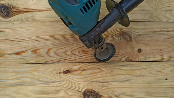 Bor listrik dengan lampiran untuk menekankan tekstur kayu. Tukang kayu — Stok Foto
