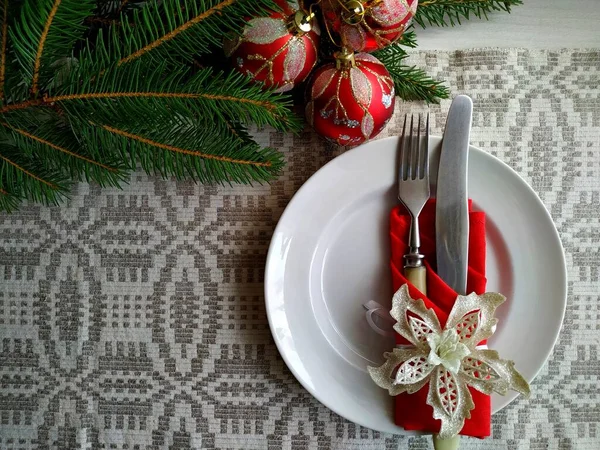 Nakrycie stołu świątecznego na lnianym obrusie. — Zdjęcie stockowe