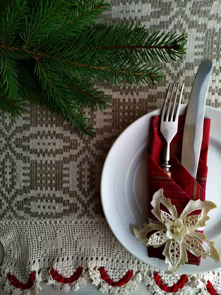 Kersttafel op een linnen tafelkleed. — Stockfoto