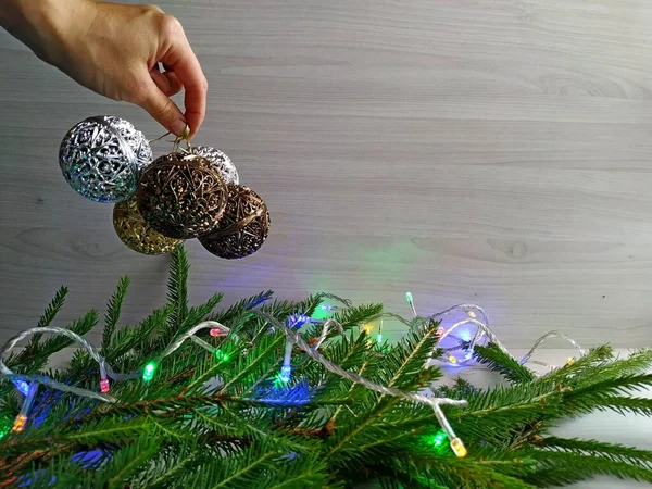 Zdobení vánočního stromečku: vánoční věnce a zlaté vyřezávané koule. — Stock fotografie