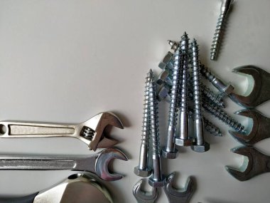 Beyaz arkaplandaki tesisat onarımı için araçların düzeni