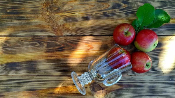 Frisch gepflückte Äpfel in einem transparenten Glas. Apfelsaft- oder Apfelweinkonzept — Stockfoto