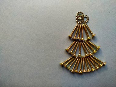 Mavi arka planda inşaat vidalarından yapılmış Noel ağacı