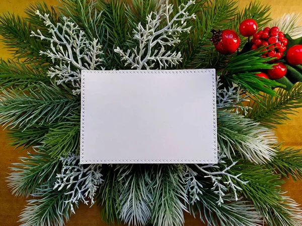 カードのクリスマスの背景。クリスマスの装飾が施されたモミの枝のクラフト紙 — ストック写真