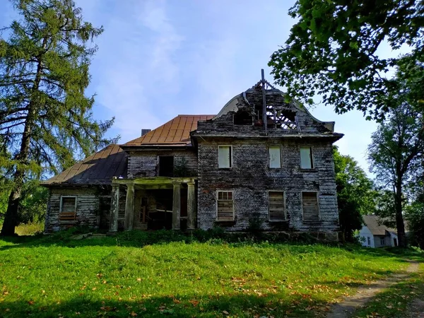 Старая заброшенная еврейская усадьба Стругач в Ашмянах, Гродненская область, Беларусь, 2020 г. — стоковое фото