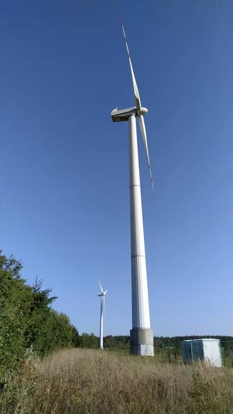Два генератора белого ветра против голубого неба — стоковое фото