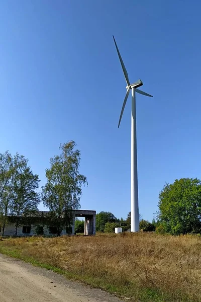 Ein weißer Windgenerator vor blauem Himmel — Stockfoto